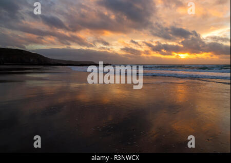 Sonnenaufgang über Kennack Sands auf die Eidechse, die Küste von Cornwall Stockfoto