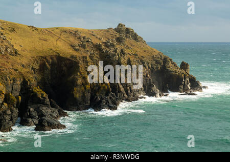 Housel Bay auf die Eidechse, die Küste von Cornwall Blick in Richtung der Landspitze von Pen Olver Stockfoto