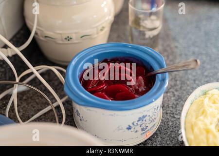 Ein Topf Topf mit in Scheiben geschnittenen Harvard Rüben Stockfoto