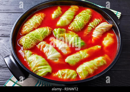 Ansicht von oben der rohen Kohlblätter Brötchen gefüllt mit Hackfleisch, gekochtem Reis mit Tomatensauce in holländischen Ofen zu kochen, Ansicht von oben, Clo Stockfoto