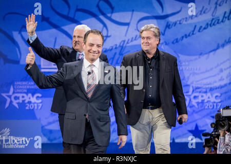 Steve Bannon und Reince Priebus sprechen auf der CPAC, der konservativen politischen Aktionskonferenz, als sie Chefstratege des Weißen Hauses bzw. Stabschef des Weißen Hauses waren. Stockfoto