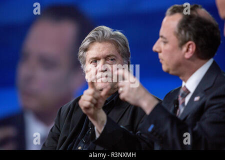 Steve Bannon und Reince Priebus sprechen auf der CPAC, der konservativen politischen Aktionskonferenz, als sie Chefstratege des Weißen Hauses bzw. Stabschef des Weißen Hauses waren. Stockfoto