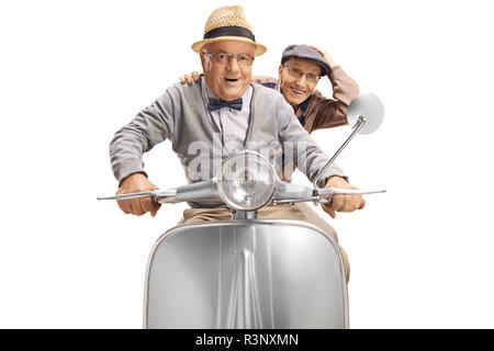 Zwei fröhliche ältere Männer reiten einen Roller auf weißem Hintergrund Stockfoto