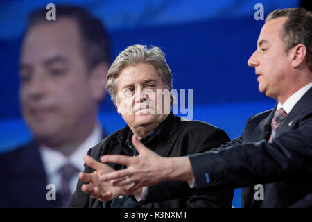 Steve Bannon und Reince Priebus sprechen auf der CPAC, der konservativen politischen Aktionskonferenz, als sie Chefstratege des Weißen Hauses bzw. Stabschef des Weißen Hauses waren. Stockfoto