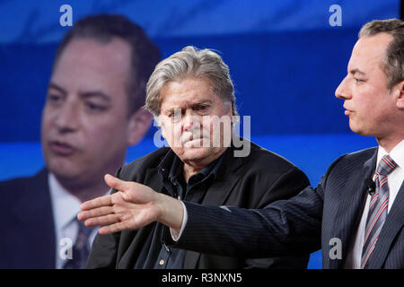 Steve Bannon und Reince Priebus sprechen auf der CPAC, der konservativen politischen Aktionskonferenz, als sie Chefstratege des Weißen Hauses bzw. Stabschef des Weißen Hauses waren. Stockfoto