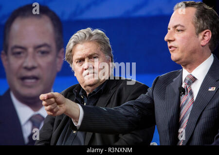 Steve Bannon und Reince Priebus sprechen auf der CPAC, der konservativen politischen Aktionskonferenz, als sie Chefstratege des Weißen Hauses bzw. Stabschef des Weißen Hauses waren. Stockfoto