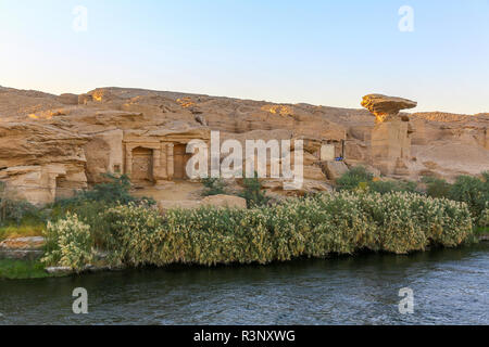 Ein kleiner Tempel in die Felsen gebaut, zwischen und Assuan Edfu am Nil, Ägypten, Afrika Stockfoto