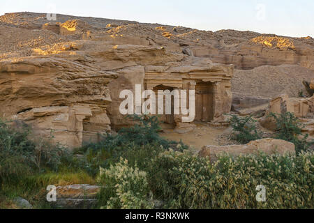 Ein kleiner Tempel in die Felsen gebaut, zwischen und Assuan Edfu am Nil, Ägypten, Afrika Stockfoto