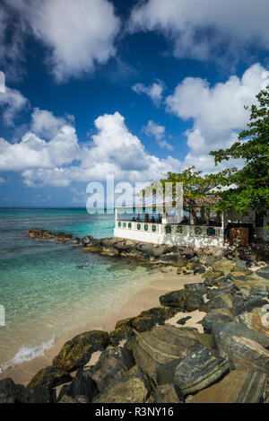 British Virgin Islands, Tortola. Apple Bay Waterfront und Sugar Mill Hotel Restaurant Stockfoto