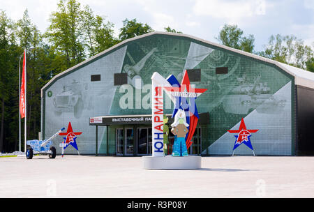 Kubinka, Moskau, Russland - 16. Juni 2018: Emblem von: Russisches militär-patriotischen soziale Bewegung "Yunarmiya" gegen Ausstellungspavillons, Par Stockfoto