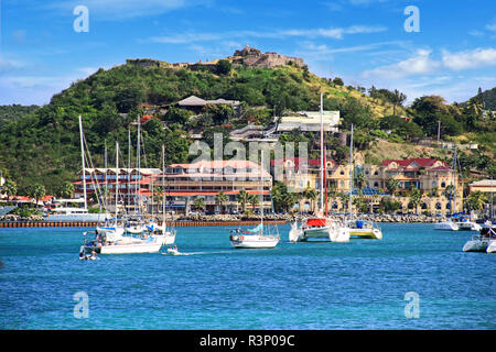 Frankreich, Saint Martin, Marigot. Segelboot in Marigot Bay vor Anker mit Blick auf Fort Louis Stockfoto