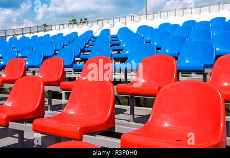 Kunststoff Sitze im Stadion im Sommer Stockfoto