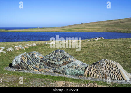 Geowall am Ufer des Loch von Funzie, Geologie Wand auf der Insel Fetlar, Shetlandinseln, Schottland, Großbritannien Stockfoto