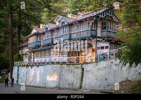 Der Punjab Regierung Zeder Stromkreis Haus in Shimla, einem historischen Wahrzeichen Gebäude Typisierung die charakteristische Architektur von Shimla, Indien Stockfoto