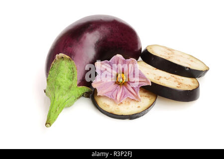 In Scheiben geschnittene Aubergine oder Aubergine Gemüse mit Blumen auf weißem Hintergrund Stockfoto