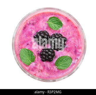 Blackberry Joghurt oder Smoothie mit Minze auf weißem Hintergrund. Ansicht von oben. Gesunde Ernährung Stockfoto