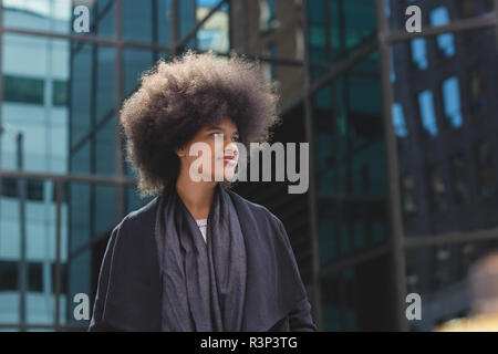 Afro Frau gehen auf die Straße Stockfoto