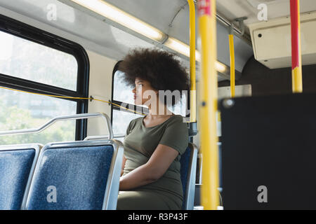 Frau auf der Suche durch das Fenster in den Bus Stockfoto