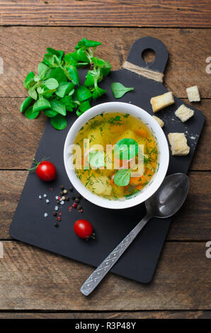 Gemüsesuppe mit Möhren, Paprika, Kartoffeln, Lauch und Kräutern, Schalen mit gesunden Suppe, Vegetarisch Stockfoto