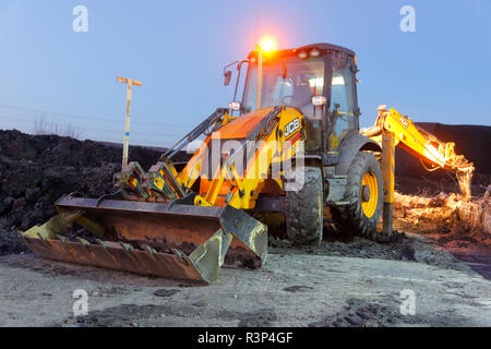 Ein JCB 3CX auf dem FARRRS geparkte Verbindung Straße Baustelle compound Stockfoto