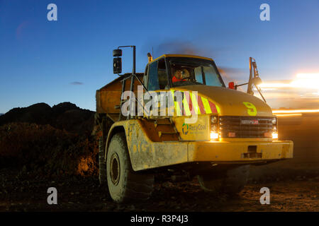 Ein Caterpillar 740 Gelenkmuldenkipper arbeiten vor Ort an Recycoal Kohle Recyclinganlage in Rossington, Doncaster, der jetzt abgerissen wurde. Stockfoto