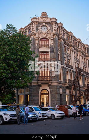 Ismail Gebäude im Fort, Mumbai, im Jahre 1906 erbaut und erst kürzlich renoviert und jetzt durch eine Filiale der Kette Zara Kleidung belegt Stockfoto