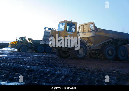 Caterpillar 400D Knickgelenkter Lkw, die sich auf die alte Recycoal Kohle Recyclinganlage in Rossington, Doncaster gearbeitet Stockfoto