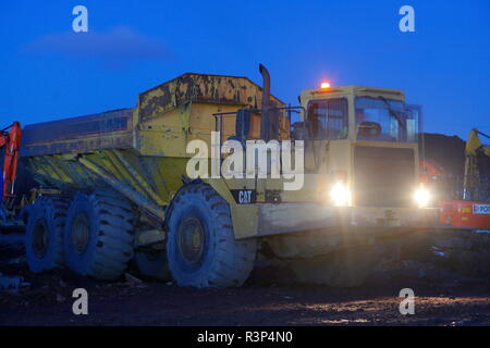 Caterpillar 400D Knickgelenkter Lkw, die sich auf die alte Recycoal Kohle Recyclinganlage in Rossington, Doncaster gearbeitet Stockfoto