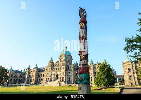 Indische Totem Pole, Parlamentsgebäude, Victoria, Britisch-Kolumbien, Kanada Stockfoto