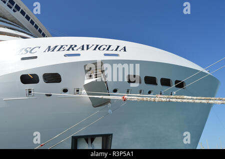 Nahaufnahme der Luxusliner MSC Meraviglia, der Name des Schiffes ist auf der Steuerbordseite geschrieben, 7. Oktober 2018 Stockfoto