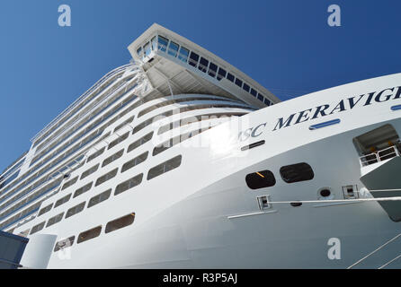 Nahaufnahme der Luxusliner MSC Meraviglia, der Name des Schiffes ist auf der Steuerbordseite geschrieben, 7. Oktober 2018 Stockfoto