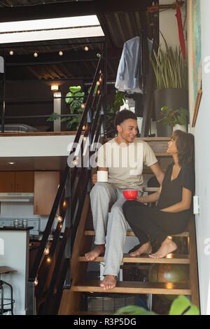 Paar Interaktion mit einander beim Kaffee in Treppe Stockfoto