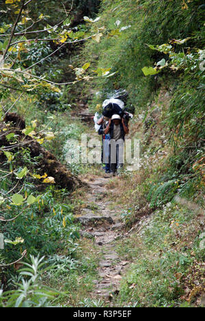 Torhüter Tragen schwerer Lasten auf einem guten Weg in Nepal Stockfoto