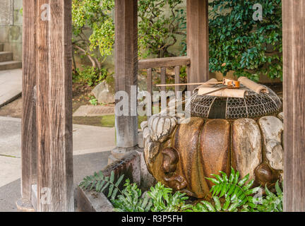 Pavillon der Wasserwaschung von Chozuya oder temizuya Shinto im Hanazono Inari-Schrein im Ueno Park, Tokio, Japan Stockfoto