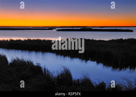 Kanada, Manitoba, Oak Hammock Marsh. Dämmerung auf Feuchtgebiet. Stockfoto