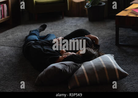 Paar entspannende auf dem Boden zu Hause Stockfoto