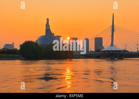 Kanada, Manitoba, Winnipeg. Sonnenuntergang auf die Skyline der Stadt und Red River. Stockfoto