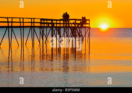 Kanada, Manitoba, Matlock. Die Menschen genießen, Sonnenaufgang am Pier über den Lake Winnipeg. Stockfoto