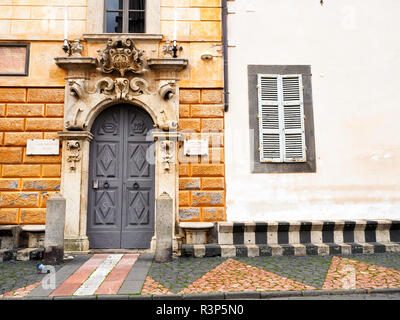 Tür des Centro Internazionale di Studi dell'Opera del Duomo) (Internationales Zentrum der Studie durch die Opera del Dumo), Orvieto - Umbrien, Italien Stockfoto