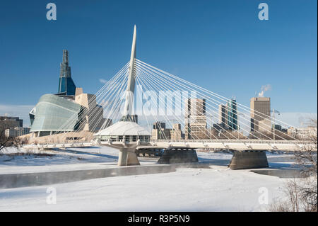 Kanada, Manitoba, Winnipeg. Winter Skyline mit Museum und Esplanade Riel Brücke. Stockfoto