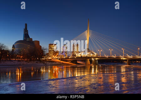 Kanada, Manitoba, Winnipeg. Winter Skyline mit Museum und Esplanade Riel Bridge bei Nacht. Stockfoto