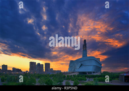 Kanada, Manitoba, Winnipeg. Skyline der Stadt und den Wolken bei Sonnenuntergang. Kanada Stockfoto