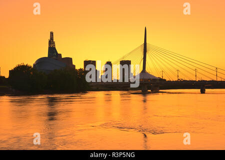 Kanada, Manitoba, Winnipeg. Sonnenuntergang auf die Skyline der Stadt und Red River. Stockfoto