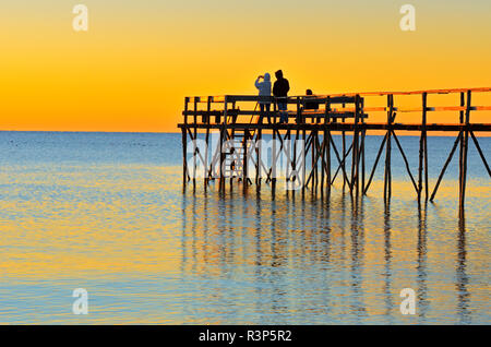 Kanada, Manitoba, Matlock. Die Menschen genießen, Sonnenaufgang am Pier über den Lake Winnipeg. Stockfoto