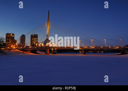 Kanada, Manitoba, Winnipeg. Winter Skyline und Esplanade Riel Bridge bei Nacht. Stockfoto