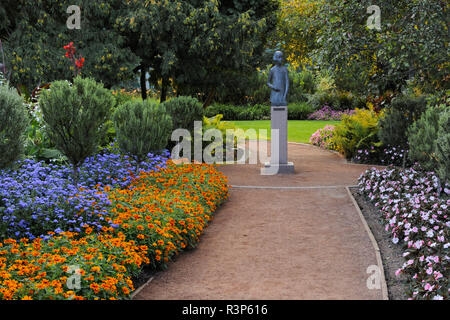 Kanada, Manitoba, Winnipeg, Assiniboine Park. Statue und Blumen in Leo Mol Gärten. Stockfoto