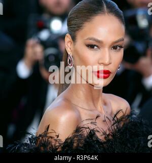 CANNES, Frankreich - Mai 12, 2018: Joan Smalls geht den roten Teppich für die "Mädchen von Screening die Sonne" am Festival de Cannes (Ph: Mickael Chavet) Stockfoto