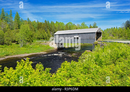 Kanada, New Brunswick, St. Martins. Didgeguash River Nr. 4 überdachte Brücke. Stockfoto