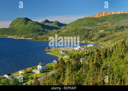 Kanada, Neufundland, Gros Morne National Park. Überblick über Woody Punkt der Stadt. Stockfoto