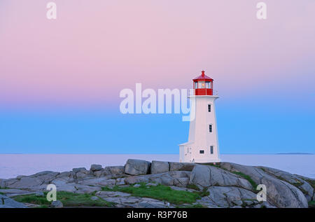 Kanada, Nova Scotia. Peggy's Cove Leuchtturm in der Dämmerung. Stockfoto